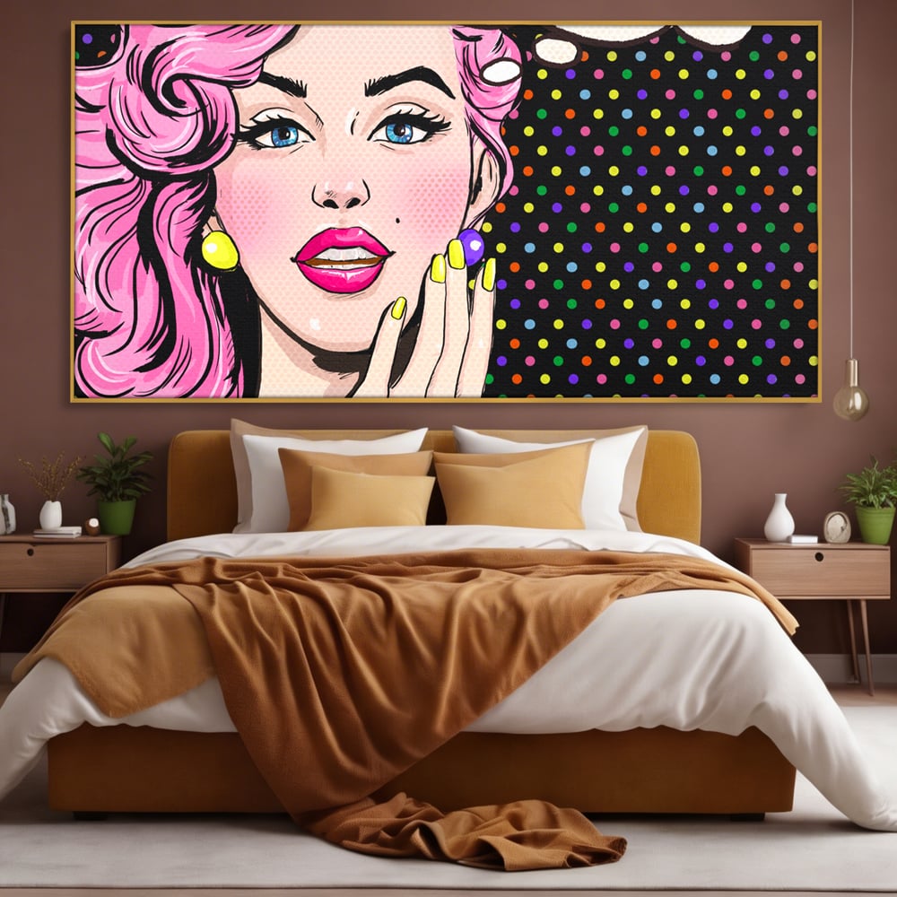 Tablou canvas cu ilustratie pop art cu femeie, in rama de aluminiu auriu, pe perete intr-un dormitor